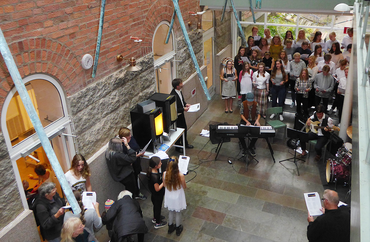 Uppskattad kör och orkesterunderhållning  i skolan.