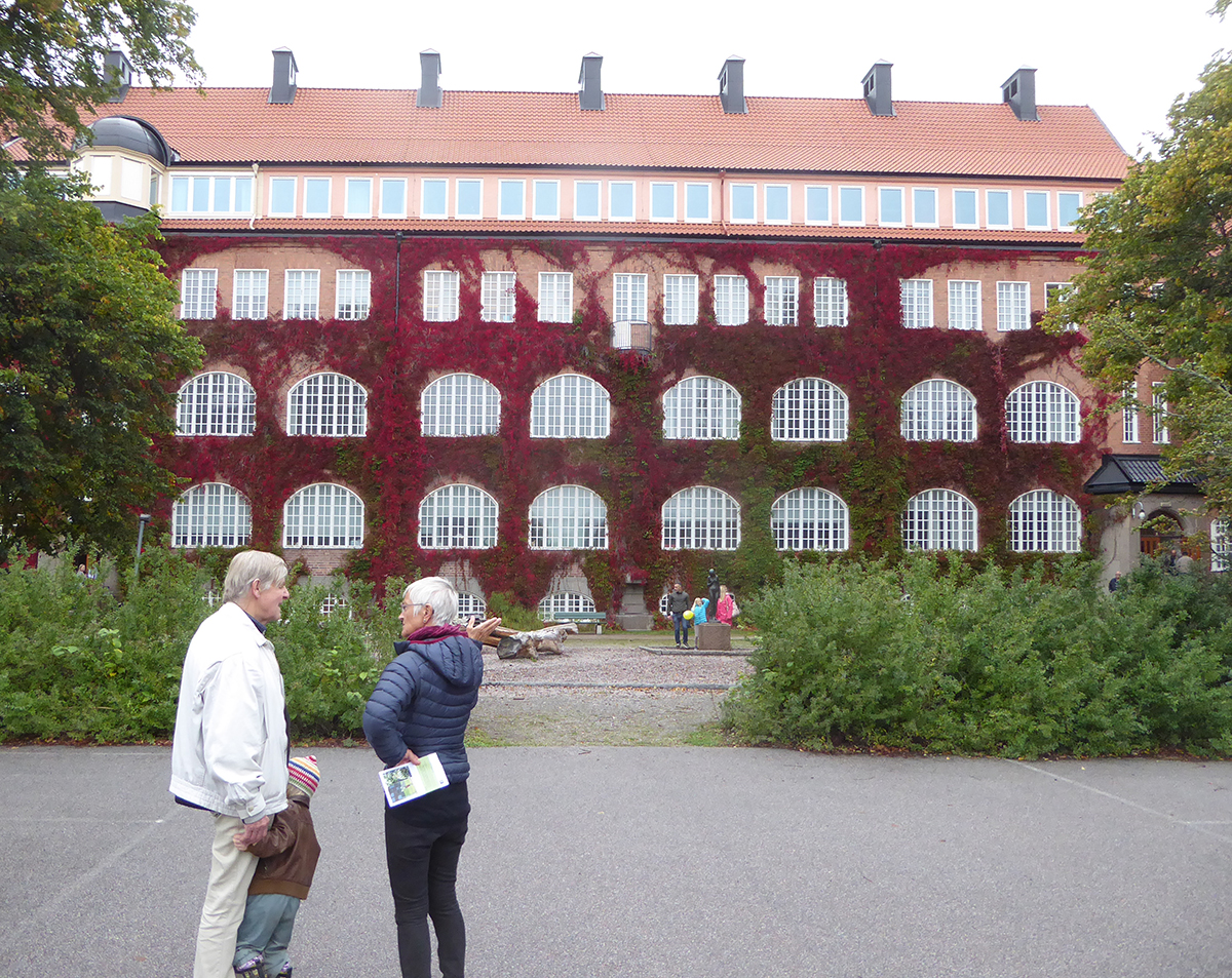 Seminariets tegelfasad i nationalromantik.
