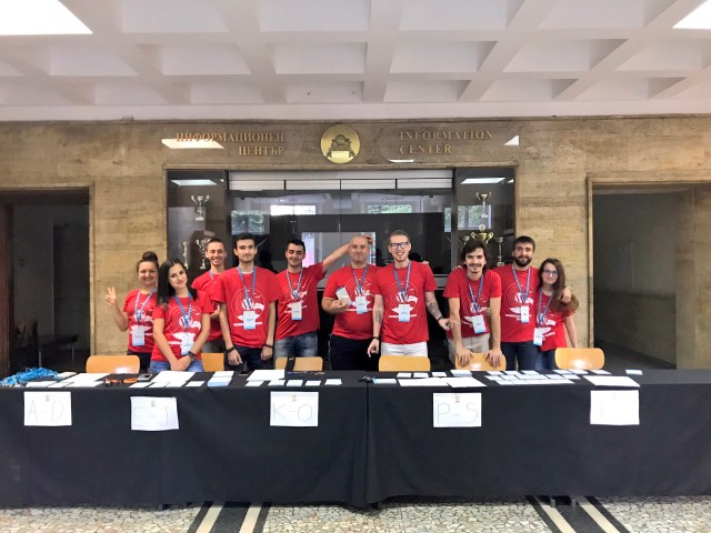 Част от доброволците на WordCamp Varna очакват първите гости на регистрация