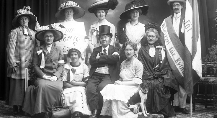Svartvitt fotografi av en grupp kvinnor i teaterkläder.