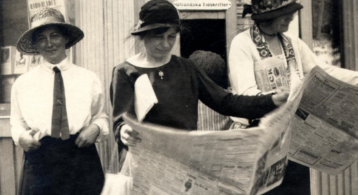 Eva Andén och Elin Wägner läser tidningen. Foto: KvinnSam