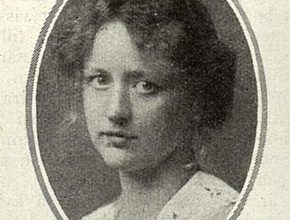 Ett svartvitt porträtt av en kvinna.