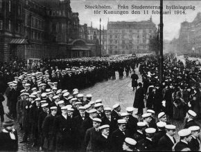 Svartvitt fotografi av ett demonstrationståg av unga män med vita studentmössor.